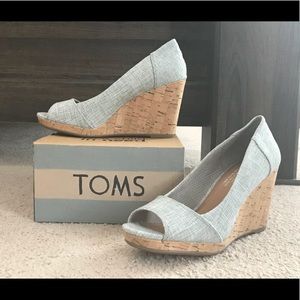 Size 8. Toms wedge heels